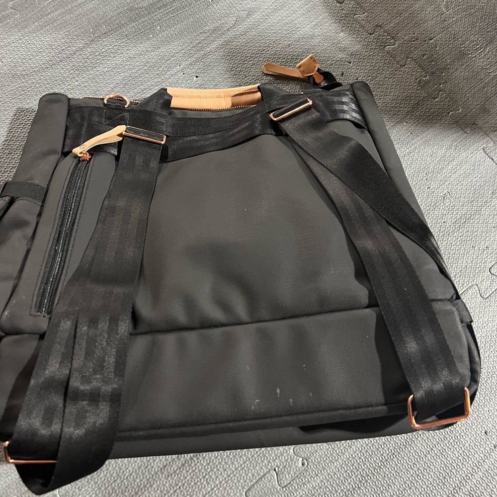 Pivot Pack in Black/Sand